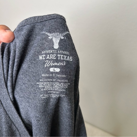 UT Texas LOGO University Women’s Gray V-Neck Tee Size L Note: runs small - Picture 3 of 8